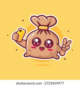 Sonriente bolsa de basura personaje mascota tomando un selfie con un teléfono inteligente aislado de dibujos animados 