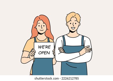 Los camareros sonrientes en delantal sostienen un cartel abierto. El personal de la cafetería, hombre y mujer, informa sobre la apertura de la tienda. Ilustración vectorial. 