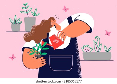 Mujer sonriente en plantas y flores de agua en invernadero. Una mujer feliz cuida de las plantas de la casa en el interior. Hobby y jardinería. Ilustración vectorial. 