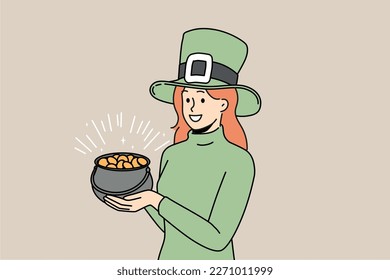 Mujer sonriente con traje verde sostiene una olla de oro. Feliz niña sigue las tradiciones irlandesas para el día del santo Patrick. Ilustración vectorial. 