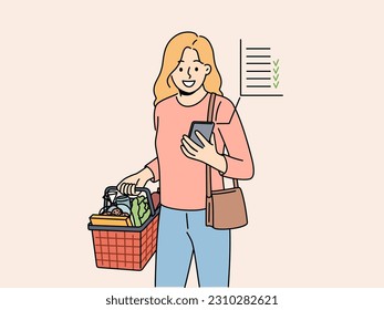 Mujer sonriente comprando comestibles con una lista en el teléfono celular. Una mujer feliz compra comestibles en un supermercado con un planificador en un smartphone. Ilustración vectorial. 