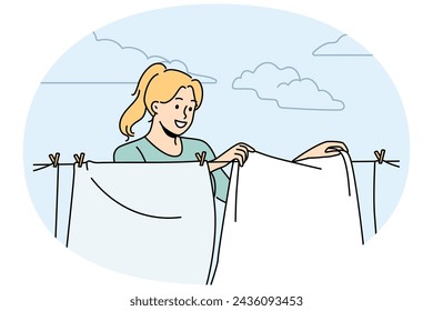 Mujer sonriente colgando ropa fresca en el alambre para secar al aire libre. Ama de casa feliz secando la ropa en la línea de lavado. Hogar y tareas domésticas. Ilustración vectorial.