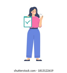 Una mujer sonriente sostiene una lista con una marca de verificación verde y muestra un gesto a mano bien. El personaje femenino joven aprueba y apoya algo. Ilustración del vector en blanco