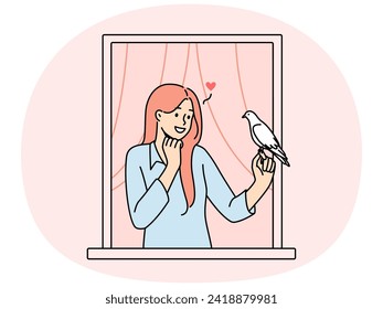 Mujer sonriente en la ventana de la casa sosteniendo palomas en las manos. Chica enamorada enviando una carta de amor con un pájaro. Ilustración vectorial.