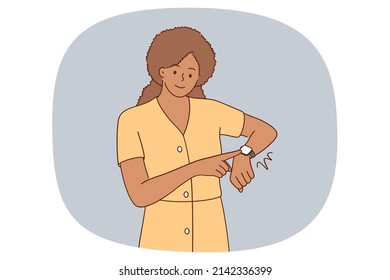 Lächelnde Frau schaut auf intelligente Uhr. Happy Afroamerikanisches Mädchen überprüfen Sie die Zeit auf intelligente Armbanduhr. Modernes Technologiekonzept. Flache Vektorgrafik, Zeichentrickfigur. 