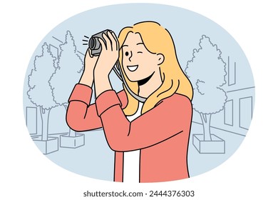 Mujer sonriente hace fotos con cámara profesional. Foto de niña feliz con dispositivo analógico. Fotografía y afición. Ilustración vectorial.