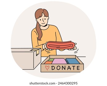 Mujer sonriente empaca ropa en cajas para donar o caridad. Chica feliz y amable donar ropa a la gente pobre necesitada. Voluntariado. Ilustración vectorial.