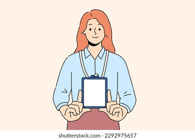 Una mujer sonriente muestra una insignia de burla colgando del cuello. Feliz hembra mostrar tarjeta de identificación o etiqueta de identidad en el cuello. Ilustración vectorial. 