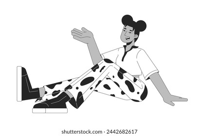 Mujer sonriente sentada y hablando en blanco y negro 2D línea personaje de dibujos animados. Persona de contorno de vector aislado de mujer negra amable. Ilustración de punto plano monocromático de comunicación cómoda