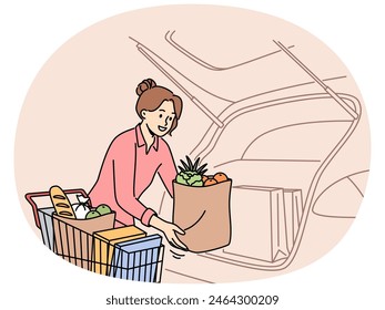 Mujer sonriente descarga comestibles en el maletero del coche desde el Carrito del supermercado. Ama de casa feliz poniendo bolsas con productos y verduras de la tienda en el automóvil. Ilustración vectorial.