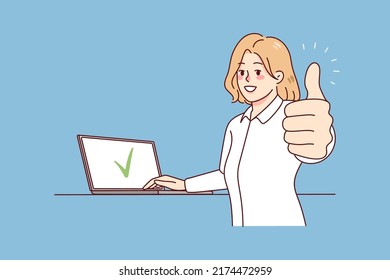 Mujer sonriente trabajando en un programa de computación, el pulgar recomienda servicios en línea. Feliz cliente femenino de dar recomendaciones a la aplicación para laptop. Comentarios de los clientes. Ilustración vectorial.