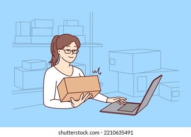 Mujer sonriente trabajando en una computadora en un almacén formando órdenes. Feliz trabajo femenino con paquetes en almacén. Ilustración vectorial. 