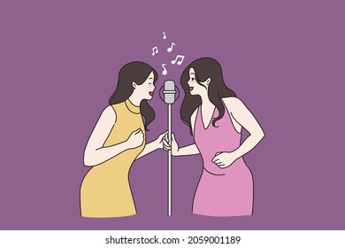 Las amigas sonrientes se divierten cantando en el micrófono y se relajan en el bar karaoke juntos. Felices cantantes milenarios interpretan canciones en dúo, descansan en el escenario. Artista, hobby, concepto musical. Ilustración vectorial. 