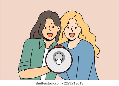 Las mujeres sonrientes con megáfono en las manos anuncian un buen trato u oferta. Chicas felices gritan en altavoces contando sobre la venta o la promoción. Ilustración vectorial. 