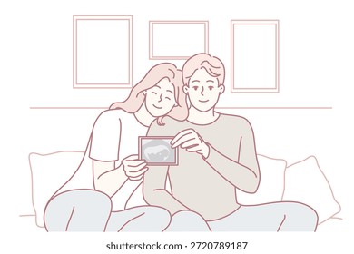 Pareja joven sonriente se sienta en el sofá muestra la Imagen embrionaria emocionada por el embarazo. La familia feliz demuestra la Imagen de ultrasonido del bebé. Futura paternidad. Ilustración vectorial.