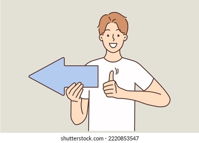 Un joven sonriente con una flecha que muestra la dirección recomienda un buen trato o servicio. Feliz punto de tipo con el dedo de la mano levantando el gesto de la mano dando recomendaciones. Ilustración vectorial. 