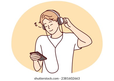 Un joven sonriente con audífonos escucha música en el teléfono celular. Feliz milenario en audífonos disfruta de sonido de buena calidad en smartphone. Ilustración vectorial.