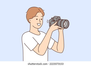 Joven sonriente con cámara profesional tomando fotos. Un fotógrafo feliz trabajando con equipo. Fotografía. Ilustración vectorial. 