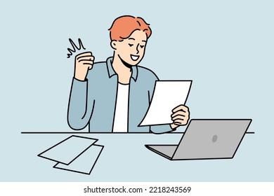 Un joven sonriente sentado en el escritorio trabaja en una computadora entusiasmada con buenas noticias por carta. Un tipo feliz celebra la promoción o gana la notificación en el papeleo. Ilustración vectorial. 