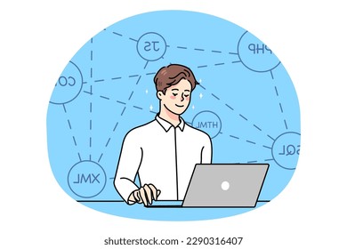 Lächelnder junger Mann sitzt am Schreibtisch machen Web-Programmierung auf Computer im Büro. Guy-Programmierer arbeiten mit Laptop und testen das Programmieren auf dem Gerät. Debuggen und Testen. Analysten- oder Entwicklerjob. Vektorgrafik.