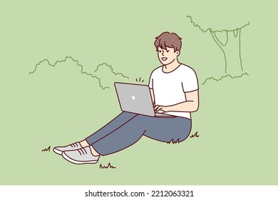Joven sonriente sentado en el suelo en un parque trabajando en una laptop. Feliz tipo independiente en el ordenador al aire libre. Trabajo remoto o educación. Ilustración vectorial. 