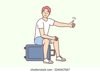 Un joven sonriente se sienta en el pulgar de los espectáculos de maletas para recomendar buenas vacaciones de verano. Feliz turista masculino da recomendaciones para vacaciones de verano. Ilustración vectorial. 