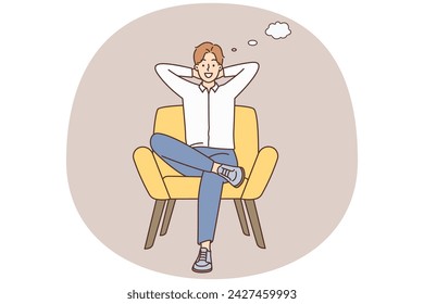 Un joven sonriente se sienta en una silla pensando. Hombre feliz se relaja en el sillón con burbujas de habla sobre la cabeza. Tormenta de ideas y relajación. Ilustración vectorial.