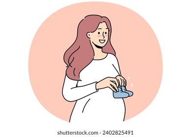 Joven embarazada sonriente sosteniendo zapatos de bebé en las manos entusiasmada con su maternidad. Feliz futura madre esperando la paternidad. Embarazo. Ilustración vectorial.