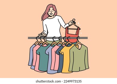 Joven sonriente comprando ropa en una tienda de moda. Feliz comprador o cliente femenino escoge ropa en tienda. Estilo y consumismo. Ilustración vectorial. 