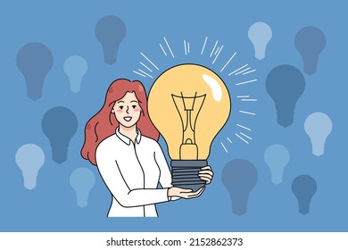 Una joven sonriente sostiene una enorme lluvia de ideas que generan ideas de negocios creativas. Una mujer feliz con bombilla de luz crea soluciones innovadoras o lanza un proyecto. Ilustración vectorial plana. 