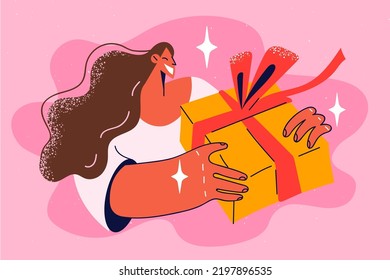 Joven sonriente sosteniendo un regalo de cumpleaños envuelto celebrando el aniversario. Chica feliz con saludo de caja de regalo con ocasión especial. Ilustración vectorial. 