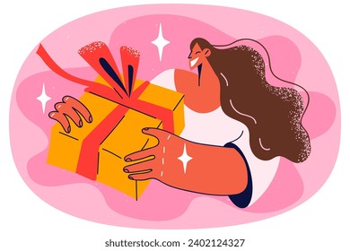 Joven sonriente sosteniendo un regalo de cumpleaños envuelto celebrando el aniversario. Chica feliz con saludo de caja de regalo con ocasión especial. Ilustración vectorial.