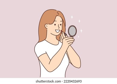 Una joven sonriente se mira al espejo y aplica un lápiz de labios. Feliz maquillaje de chica preparate con productos de belleza. Concepto de cosmética. Ilustración vectorial. 