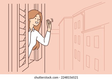 Una joven sonriente mira por las ventanas ondeando. Feliz mujer en el apartamento, saluda saludos con alguien en la calle. Ilustración vectorial. 