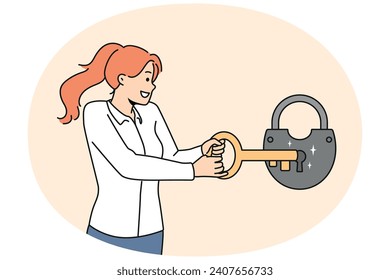 Joven sonriente abre la cerradura con una llave enorme. Feliz mujer de negocios usa herramienta para abrir candado. Solución de problemas. Ilustración vectorial.