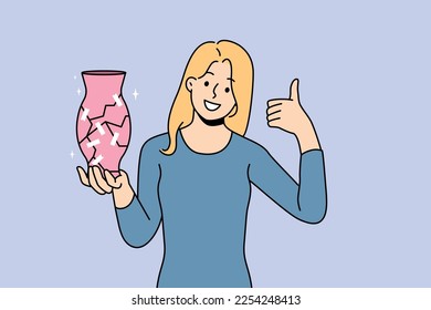 Joven sonriente reparando jarrón roto muestra el pulgar hacia arriba. Feliz cerámica de arreglo hembra con vendaje recomendar solución. Ilustración vectorial. 