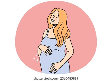 Joven sonriente tocando el vientre emocionada con el embarazo. Una mujer embarazada feliz agarra las manos acariciando el abdomen. Concepto de maternidad. Ilustración vectorial.