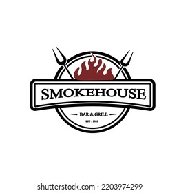 El concepto del logo vintage de Smoke House. Logo de Barbecue, Grill, Smoke house con estampado de fuego. Ilustración del vector