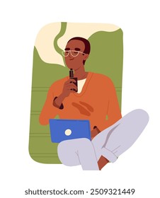 O conceito de fumantes. Homem com cigarro eletrônico e laptop. Personagem com maus hábitos e estilo de vida insalubre. Vaper em casa. Ilustração de vetor plano isolada no plano de fundo branco