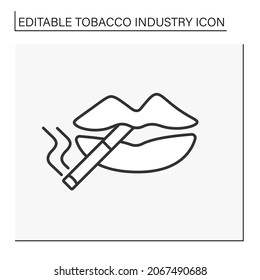  Icono de la línea de fumar. Los labios mantienen los cigarrillos. Mal hábito. Adicción poco saludable. Concepto de la industria tabacalera. Ilustración vectorial aislada. Trazo editable