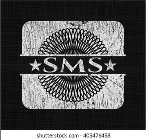 Emblema de tiza SMS escrito en una pizarra