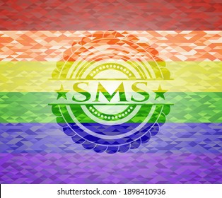 Emblema SMS sobre fondo de mosaico con los colores de la bandera LGBT. 