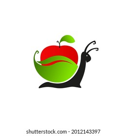 Schnecke und roter Apfel mit Blättern auf weißem Hintergrund. Logo- oder Etikettenvorlage, Umweltkonzept 