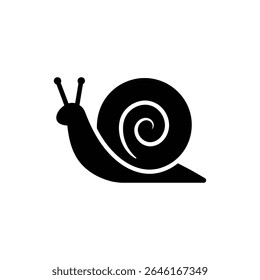 Caracol com concha espiral em ambiente exterior natural