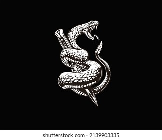 
Serpiente alrededor del arte del tatuaje de espadas