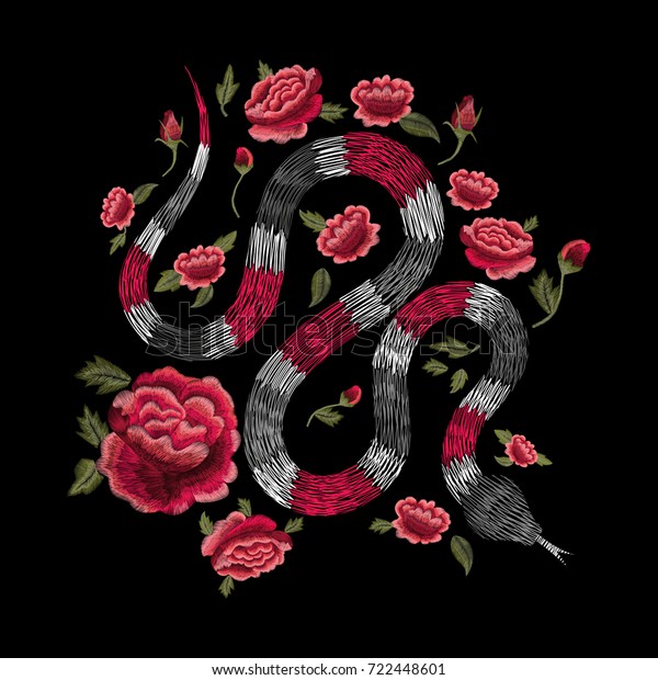 蛇と赤いバラ 黒い背景にスタイリッシュな花柄の刺繍 布地 衣服 バッグ アクセサリー デザインに印刷するスケッチ ベクター画像 傾向 のベクター画像素材 ロイヤリティフリー