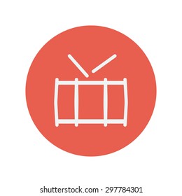Icono de línea delgada de tambor sintético para el diseño plana minimalista web y móvil. Icono blanco vector dentro del círculo rojo