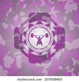 rayado, icono de levantamiento de pesas dentro de la textura de camuflaje rosa y púrpura. 