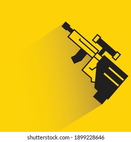 pistola de francotirador con sombra de caída sobre fondo amarillo