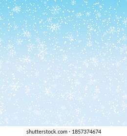 Fondo de nieve. Nevada de invierno. Los copos de nieve blancos en el cielo azul. Fondo de Navidad. Cae la nieve.